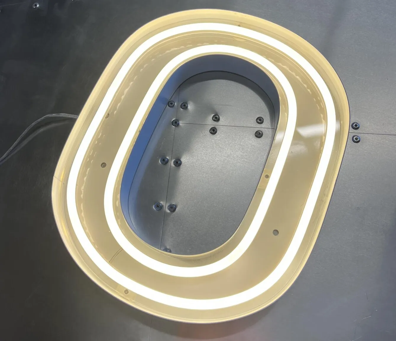 Edelstahl-Buchstaben mit Neonflex – 1